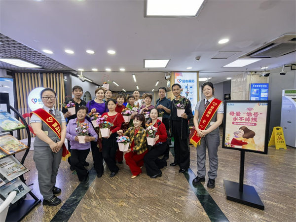 信爱心翼站开展母亲节公益服务麻将胡了试玩网站免费重庆电