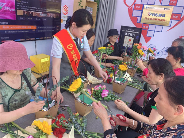 信爱心翼站开展母亲节公益服务麻将胡了试玩网站免费重庆电(图2)