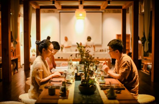 高净值人群社交新风尚如何正确熏闻沉香？麻将胡了游戏2025下半年沉香熏闻成(图2)